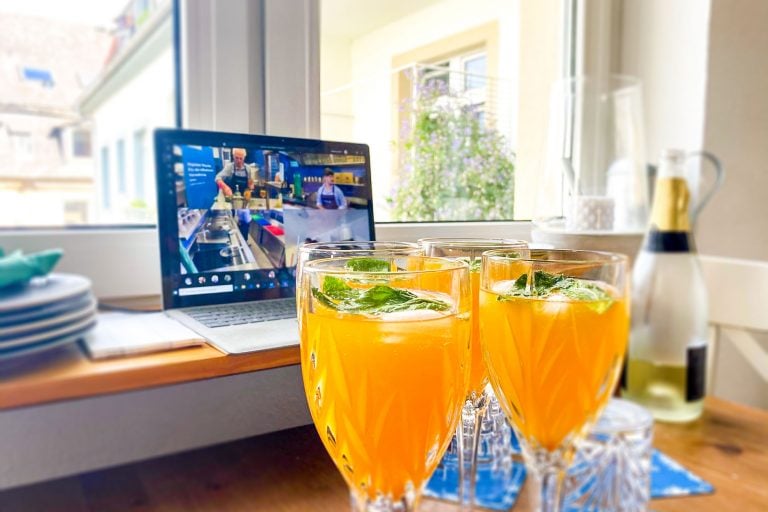 Bilder Sektgläser vor Laptop