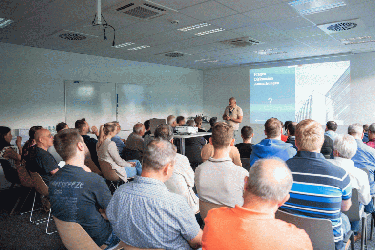 Johann von der CONITAS spricht bei einem Vortrag zum Thema IT-Sicherheit im Zeitalter künstlicher Intelligenz vor einem interessierten Publikum.