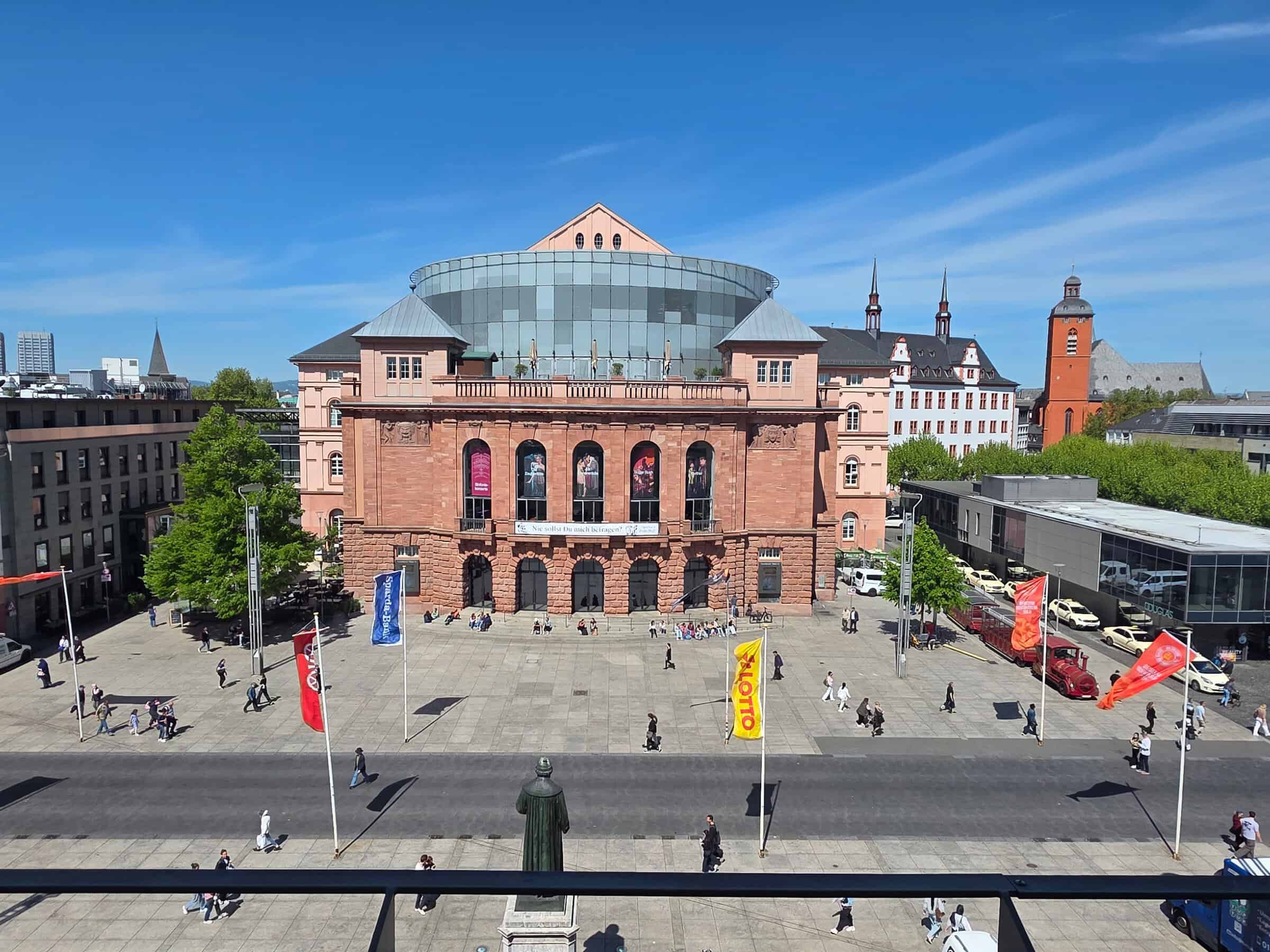 Neues Mainzer Büro mit Blick auf den Gutenbergplatz Neues Mainzer Büro mit Blick auf den Gutenbergplatz